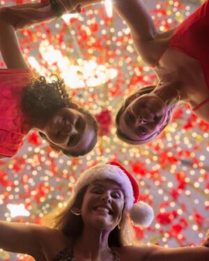 Paloma Bernardi Instagram - Meu Natal, Minha Sagrada Família! ♥️

“O que podemos controlar são as pessoas que escolhemos. Escolher as nossas pessoas é o mais próximo que chegamos de controlar nosso destino”. - This is us -  #ObrigadaDeus 

Desejo a todos uma vida repleta de amor, fé, fraternidade, e na simplicidade do menino Deus, renascimento para você e toda família! ✨🙏🏽❤️ #Natal #Amor #Natal #Amor #Natal

📍@tauaresorts