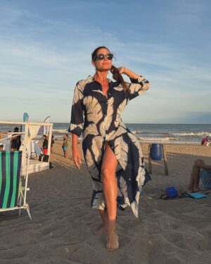 Pamela David Instagram - Disfrutando del #PoloBeach en @casamar.pinamar con este vestido camisero de @vars_ok 🫶🏻

@rickiprensa 🙌🏼