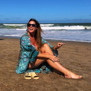Pamela David Instagram - Con esta sonrisa recibí este día hermoso de sol ☀️ en @casamar.pinamar 

Con este look de @vars_ok sandalias de @meetmeshoes y gafas de @ozonogafas 

Gracias @rickiprensa 🙌🏼