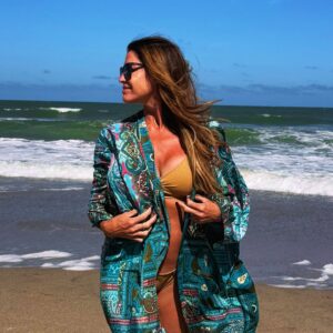 Pamela David Instagram - Con esta sonrisa recibí este día hermoso de sol ☀️ en @casamar.pinamar 

Con este look de @vars_ok sandalias de @meetmeshoes y gafas de @ozonogafas 

Gracias @rickiprensa 🙌🏼