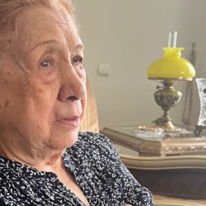 Pantea Panahiha Instagram - نفسم رفت . 
جونم رفت . 
مامانی زیبا،
احساس با تو بودن قشنگترین حس زندگیم بود که دیگه ندارم، 
نرمی دستای  پر از مهرت رو، نگاه های عمیق پر از سکوتتو، 
دعاهای خیر همیشگیت رو دیگه ندارم . 
دیگه به قامت بلند کی با تمام کوچیکیم نگاه کنم ؟
مامانی …
موجاجی …
دیگه کی خانوم نازو بفرسته شیراز ؟

آروم و راحت بخواب ماه من که دنیا به تو خیلی بدهکار موند 
روحت غرق آرامش عزیز رنج کشیده ی من، اسطوره من سفرت به خیر. خوابم چشم براه دیدنت میمونه، پشتمو خالی نکنی مامانی ، بیا به خوابم تند تند که جون بگیرم برای زندگی، 
تا دیدار دوبارت ، لمست ، بغل گرم و بزرگت
بدرود 
سنگ صبورم 

ملوک( زهرا) نجاتیان
یکم مهرماه همیشه با تو برای من معنی میشد امسال معنیش عمیق تر شد خانوم مدیر 
۱۴۰۳
🤍