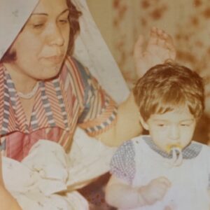 Pantea Panahiha Instagram - نفسم رفت . 
جونم رفت . 
مامانی زیبا،
احساس با تو بودن قشنگترین حس زندگیم بود که دیگه ندارم، 
نرمی دستای  پر از مهرت رو، نگاه های عمیق پر از سکوتتو، 
دعاهای خیر همیشگیت رو دیگه ندارم . 
دیگه به قامت بلند کی با تمام کوچیکیم نگاه کنم ؟
مامانی …
موجاجی …
دیگه کی خانوم نازو بفرسته شیراز ؟

آروم و راحت بخواب ماه من که دنیا به تو خیلی بدهکار موند 
روحت غرق آرامش عزیز رنج کشیده ی من، اسطوره من سفرت به خیر. خوابم چشم براه دیدنت میمونه، پشتمو خالی نکنی مامانی ، بیا به خوابم تند تند که جون بگیرم برای زندگی، 
تا دیدار دوبارت ، لمست ، بغل گرم و بزرگت
بدرود 
سنگ صبورم 

ملوک( زهرا) نجاتیان
یکم مهرماه همیشه با تو برای من معنی میشد امسال معنیش عمیق تر شد خانوم مدیر 
۱۴۰۳
🤍