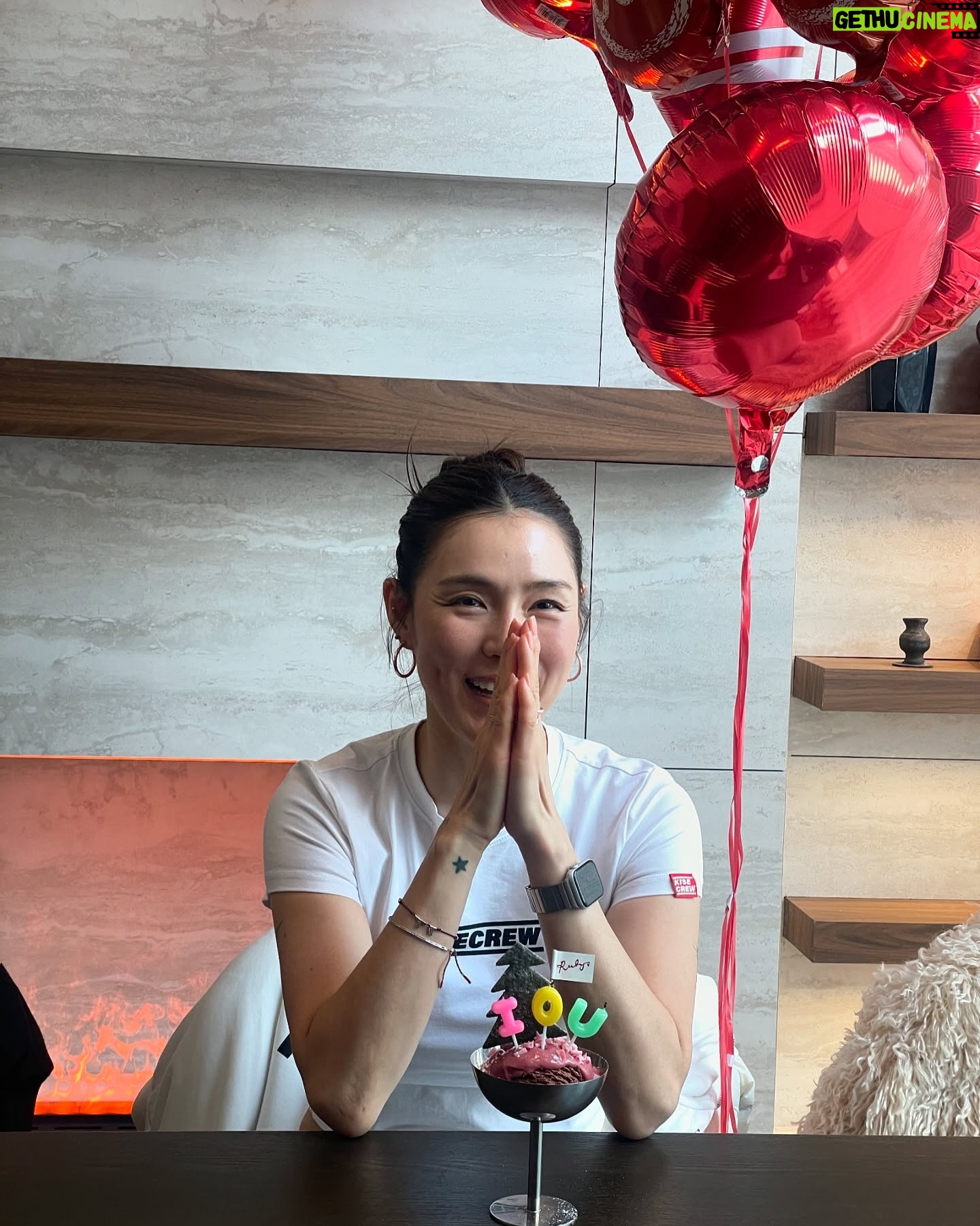 Park Ka-hi - 5.3K Likes - 친구들이 만들어준 생일 축하 참 오랜만이었다
파티랑 거리가 멀게 살았던 탓일까
어색하기도 했다
근데 참 활짝도 웃었네
어려운 시국 인지라
이렇게 감사한 점심식사 자리였는데도 조용히 흘러보냈다
고마워요 그대둘🤍
#이게작년생일#크으🎀