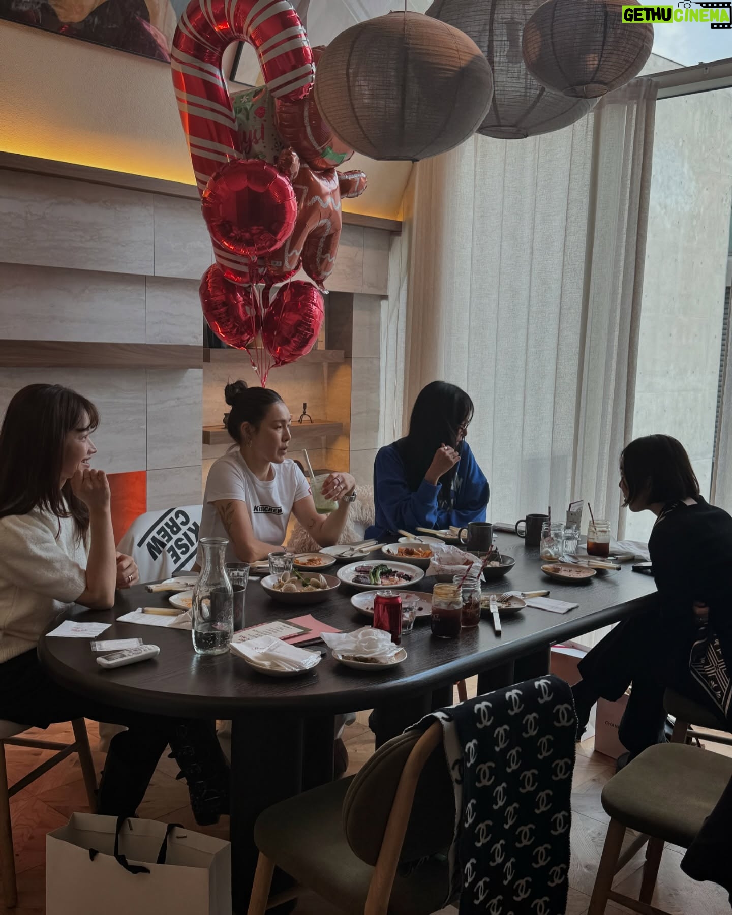 Park Ka-hi - 5.3K Likes - 친구들이 만들어준 생일 축하 참 오랜만이었다
파티랑 거리가 멀게 살았던 탓일까
어색하기도 했다
근데 참 활짝도 웃었네
어려운 시국 인지라
이렇게 감사한 점심식사 자리였는데도 조용히 흘러보냈다
고마워요 그대둘🤍
#이게작년생일#크으🎀
