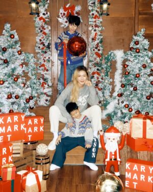 Park Ka-hi Instagram - 두 밤 자면 산타 할아버지 오신다~ Merry Christmas 🎄 
캐리마켓이 있으니 산타 걱정 없네요~😎❤️