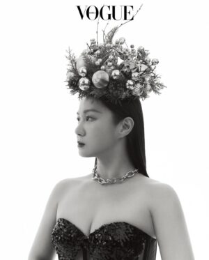 Park Na-rae Instagram - 탑 뫄델 달심언니의 25주년을 함께해서 
그저 영광입니다 
보그는 보그구나..
달심언니덕에 솔로컷도 찍어주신 보그팀 
증말 감사합니다 
솔로 흑백 사진으로 민증 사진 교체 되나…