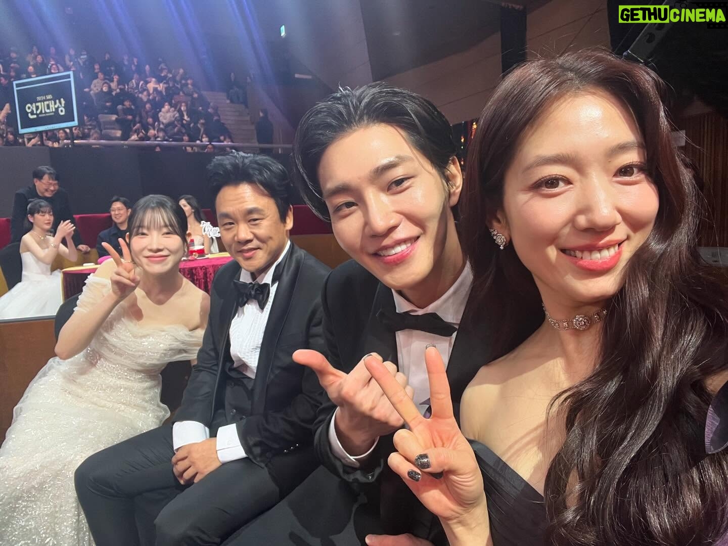 Park Shin-hye - 1.9 Million Likes - 아몰랑 다올려!!!!
꿀떡이들이 좋아하겠지 모~~🫣😘
#지옥에서온판사