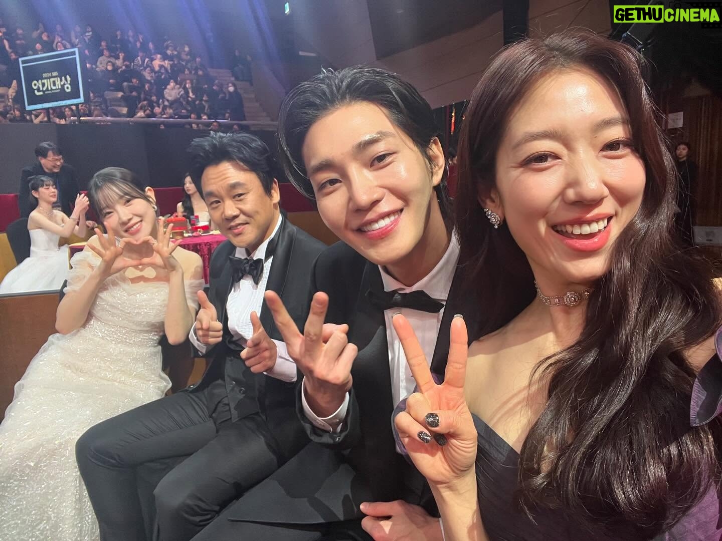 Park Shin-hye - 1.9 Million Likes - 아몰랑 다올려!!!!
꿀떡이들이 좋아하겠지 모~~🫣😘
#지옥에서온판사