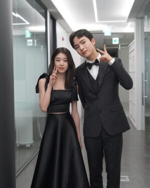 Park So-yi Instagram - 우진아 수상 축하해❤️
친절한 현진이도 반가웠어요~ :)

#sbs연기대상 #문우진 #박소이 #최현진