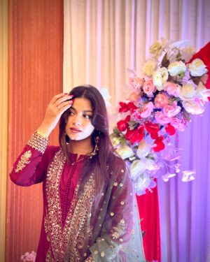 Parsa Evana Instagram - She became the poetry among roses 🥀