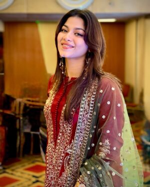 Parsa Evana Instagram - She became the poetry among roses 🥀