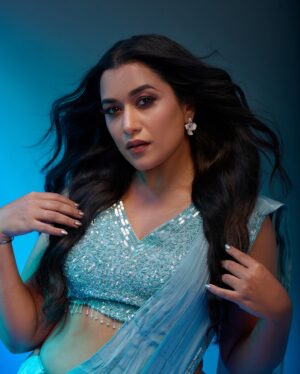 Parvathy R Krishna Instagram - Ladies and Gentleman , I’m back 🔥

📸 : @jibinartist @plan.b.actions [You Are The Best]
Outfit : @seemattitextiles 
Styling @styled_by_vinnyfrancis @vinny__francis
MUAH : @vasan_makeupartist
Accessories : @urvasi_ernakulam