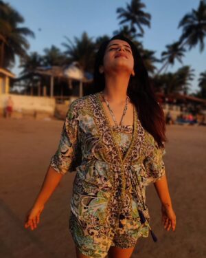 Parvathy Venkitaramanan Instagram - Sun kissed skin & carefree days 💫 🌊 

#goldenhourglow ✨