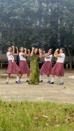 Parveen Instagram - When your teacher is a VIBEEE !!! 🔥💃🏻😍

.
.

#dance #school #girls #cute #kanakaanumkaalangalseason3 #explorepage #trendingreels