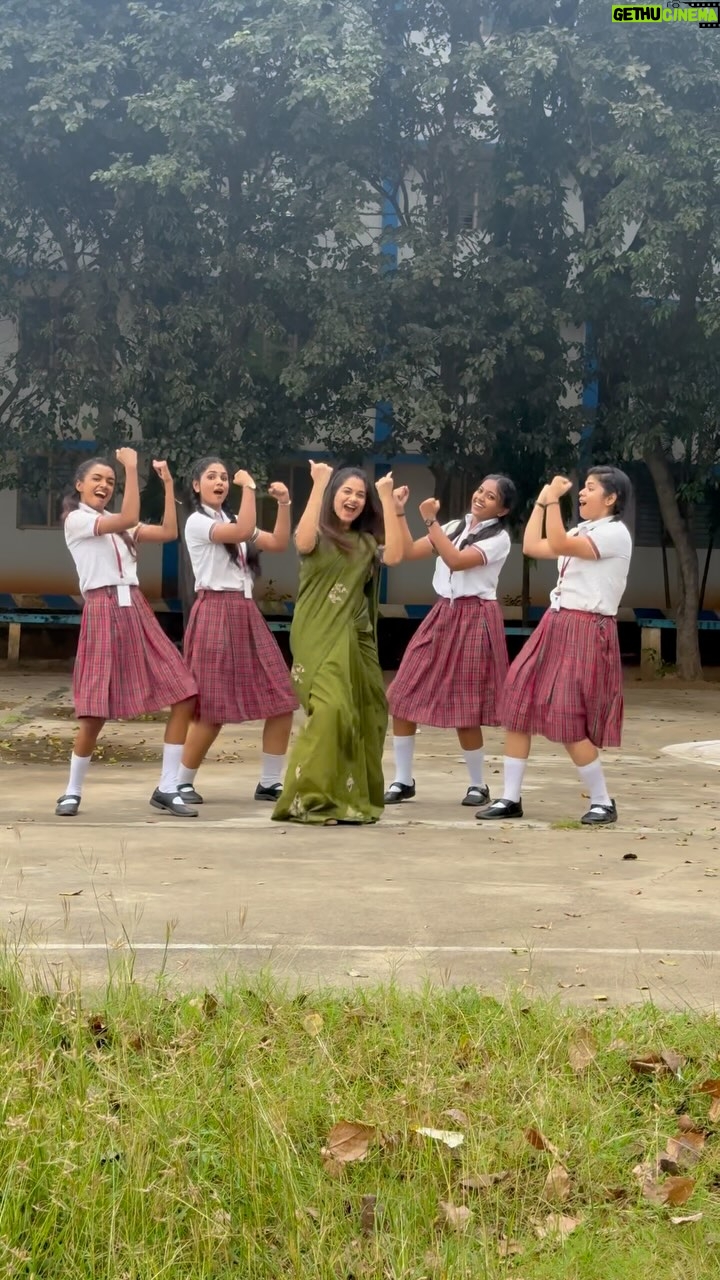 Parveen - 159.3K Likes - When your teacher is a VIBEEE !!! 🔥💃🏻😍
.
.
#dance #school #girls #cute #kanakaanumkaalangalseason3 #explorepage #trendingreels