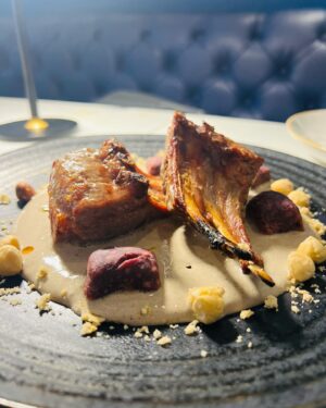 Paula Neves Instagram - Hoje fomos conhecer o restaurante Aires no Estoril. Um ambiente muito acolhedor, ao som de Gotan Project, com comida Argentina pura.
Viajámos até lá, desde o atendimento, ao vinho e aos sabores.
E a carne?? Hummmm…desfazia-se na boca ❤️ 
Adorámos! Sem dúvida a repetir 

@aires.estoril