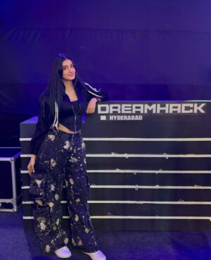 Payal Gaming Instagram - Dreamhack fit 🎮🔥

Wearing: @chapter2drip