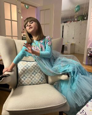 Pelageya Khanova Instagram - 8 лет назад в этот день случилось самое важное знакомство в моей жизни - родилась наша Тася ♥️ А у меня сбылась мечта - познать единственную абсолютную любовь на Земле . 
  Какое же это счастье - день за днём наблюдать удивительное превращение во взрослую и такую интересную личность . Счастье быть самым близким человеком , защищать , утешать , помогать - и всё чаще слышать «я сама !»)) Смеяться над её шутками , и слышать самый родной смех , когда она счастлива . Знакомить её с миром ,  болтать обо всём на свете , отвечать (иногда заодно и себе ) на миллионы самых главных вопросов - и обнимать бесконечное количество раз за день . Счастье - заново проживать жизнь и видеть , как же она чудесна и совершенна . Счастье - быть Тасиной мамой ♥️ 
Желаю тебе здоровья и всей радости на свете , моя Бубусенька ! 🐿️