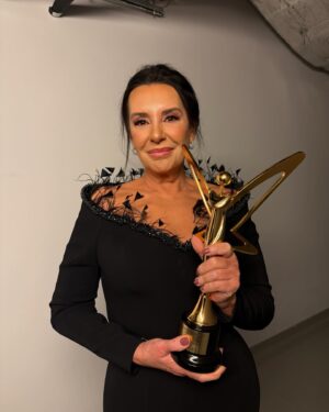 Perihan Savaş Instagram - Muhteşem bir geceden kalanlar☺️ devamı gelicek…💫 

Elbisem için @ozgurmasur ,canım menajerim @aycacinkitaskardes ,güzel ekibimiz @talentco.tr ve ödül için @hurriyetkelebek @panteneturkiye ailelerine çok teşekkür ederim🫶🏻