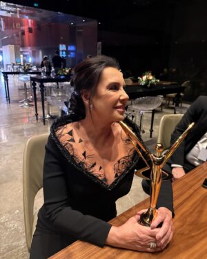 Perihan Savaş Instagram - Muhteşem bir geceden kalanlar☺️ devamı gelicek…💫 

Elbisem için @ozgurmasur ,canım menajerim @aycacinkitaskardes ,güzel ekibimiz @talentco.tr ve ödül için @hurriyetkelebek @panteneturkiye ailelerine çok teşekkür ederim🫶🏻