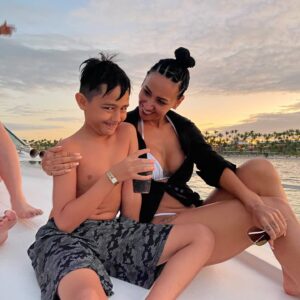 Perla Montemayor Instagram - Felices 15!

Al más grande amor de mi vida: 

Perdóname por traerte al mundo antes de tener una vida estable, siento mucho que hayas visto muchas veces una mamá rota, pero gracias por crecer junto conmigo, y por amarme incondicionalmente sin importar mis fallas. Si no hubiese sido por ti, hoy seguramente yo ni siquiera seguiría aquí. 

Decir que estoy orgullosa de ti es poco, cuando te veo, es como ver el cielo mismo en la tierra, desde el primer momento en que te vi, fue como nacer de nuevo, y encontrarle sentido a la vida misma. Veo al niño más hermosa, inteligente y amoroso que haya conocido jamás, veo en el hombrecito que te has convertido, como cumples todos los días lo que te propones a pesar de que nos tocó empezar de cero, de más abajo que abajo, nunca me has pedido nada pues te acostumbraste a que no se podía, pero te has ganado junto conmigo cada meta que hemos alcanzado, porque lo hemos hecho juntos.

Mi alma gemela, mi mejor amigo, mi confidente. Te veo, te respeto, y estaré toda la vida aquí, en las buenas y en las malas, y me aseguraré que sepas que aquí a mi lado, siempre tendrás un lugar seguro. SIEMPRE. 

Te amo más allá de lo que la mente alcanza a comprender.