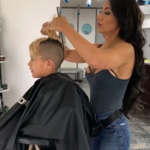 Perla Montemayor Instagram - Felices 15!

Al más grande amor de mi vida: 

Perdóname por traerte al mundo antes de tener una vida estable, siento mucho que hayas visto muchas veces una mamá rota, pero gracias por crecer junto conmigo, y por amarme incondicionalmente sin importar mis fallas. Si no hubiese sido por ti, hoy seguramente yo ni siquiera seguiría aquí. 

Decir que estoy orgullosa de ti es poco, cuando te veo, es como ver el cielo mismo en la tierra, desde el primer momento en que te vi, fue como nacer de nuevo, y encontrarle sentido a la vida misma. Veo al niño más hermosa, inteligente y amoroso que haya conocido jamás, veo en el hombrecito que te has convertido, como cumples todos los días lo que te propones a pesar de que nos tocó empezar de cero, de más abajo que abajo, nunca me has pedido nada pues te acostumbraste a que no se podía, pero te has ganado junto conmigo cada meta que hemos alcanzado, porque lo hemos hecho juntos.

Mi alma gemela, mi mejor amigo, mi confidente. Te veo, te respeto, y estaré toda la vida aquí, en las buenas y en las malas, y me aseguraré que sepas que aquí a mi lado, siempre tendrás un lugar seguro. SIEMPRE. 

Te amo más allá de lo que la mente alcanza a comprender.