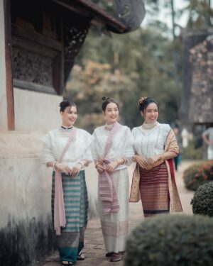 Pichukkana Wongsarattanasin Instagram - 3 สาวจาวเหนือมาแล้วเจ้า มาเจียงใหม่บ่พลาด ขอเป๋นเจ้านางตางเหนือซักน้อย 🥰🤍

🙏🏻🤍 ขอบคุณพี่ๆทุกคนเจ้า ดูแลอย่างดีเลย  @Tee_kitsada @tanchanon_makeup96up @chonnakron1 
📸  @anirutphoto
ชุดสวยๆเครื่องประดับงามๆ  @aod_thaidress