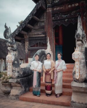 Pichukkana Wongsarattanasin Instagram - 3 สาวจาวเหนือมาแล้วเจ้า มาเจียงใหม่บ่พลาด ขอเป๋นเจ้านางตางเหนือซักน้อย 🥰🤍

🙏🏻🤍 ขอบคุณพี่ๆทุกคนเจ้า ดูแลอย่างดีเลย  @Tee_kitsada @tanchanon_makeup96up @chonnakron1 
📸  @anirutphoto
ชุดสวยๆเครื่องประดับงามๆ  @aod_thaidress
