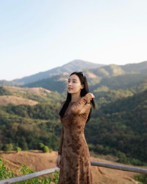 Pichukkana Wongsarattanasin Instagram - 🥰 พาไปแอ่วดอยเมืองแป้บ้านเฮาบ้าง 🌳❄️ ที่แรก #ไร่ลุงรัตน์ บรรยากาศชิลมากก~ ราคาไม่แรง ห้องพักเปิดหน้าต่างมาก็ชมวิวได้เลย อยู่ตรงระเบียงมองไปทางไหนก็เห็นภูเขา งามขนาด  ช่วงนี้ภาคเหนืออากาศหนาว กลางวันก็มีลมเย็นสบาย รีบไปเที่ยวกันเถอะๆ #แพร่ 🥰💚