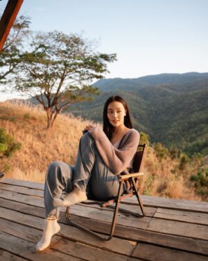 Pichukkana Wongsarattanasin Instagram - ยังชอบท้องฟ้าหน้าหนาวที่สุด :) ☀️🌳❄️

#ไร่ลุงลอน 🏕️🧡 เพื่อนสนิทที่แพร่แนะนำว่าคิงต้องไปพักหื้อได้เน้ออ~ รีบจองตั้งแต่ตุลาเลย แล้วก็ไม่ผิดหวังจริงๆ ชอบมากๆ ทั้งวิว บรรยากาศ หมูทะ คาเฟ่ ห้องพักก็มีให้เลือกหลายแบบ เจ้าของน่ารักดูแลดีมากๆค่ะ 🩵  #คิดถึงบ้านอีกแล้ววว 🥹 #แพร่
