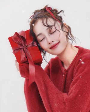 Pichukkana Wongsarattanasin Instagram - ❄️🎄🎁 𝐖𝐢𝐬𝐡𝐢𝐧𝐠 𝐲𝐨𝐮 𝐚 𝐛𝐥𝐞𝐬𝐬𝐞𝐝 𝐂𝐡𝐫𝐢𝐬𝐭𝐦𝐚𝐬~❤️🎅🏻🎉❄️