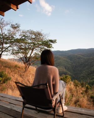 Pichukkana Wongsarattanasin Instagram - ยังชอบท้องฟ้าหน้าหนาวที่สุด :) ☀️🌳❄️

#ไร่ลุงลอน 🏕️🧡 เพื่อนสนิทที่แพร่แนะนำว่าคิงต้องไปพักหื้อได้เน้ออ~ รีบจองตั้งแต่ตุลาเลย แล้วก็ไม่ผิดหวังจริงๆ ชอบมากๆ ทั้งวิว บรรยากาศ หมูทะ คาเฟ่ ห้องพักก็มีให้เลือกหลายแบบ เจ้าของน่ารักดูแลดีมากๆค่ะ 🩵  #คิดถึงบ้านอีกแล้ววว 🥹 #แพร่