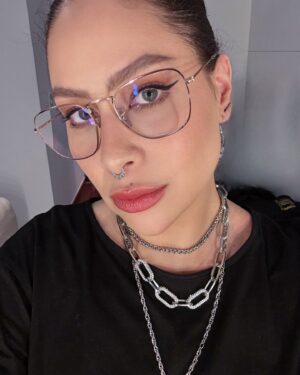 Pitty Instagram - bagunçando pra organizar (ó a zona que tá o quarto, meti até um blur 🫣)