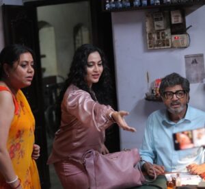 Piyali Munsi Instagram - My look from my upcoming Bengali Film “Hemamalini”.Hemamalini is not a Biopic,It’s a Love Story between two people who even forgot what Love feels like.
“HEMAMALINI” releasing soon,The Countdown begins!