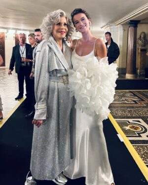 Pınar Deniz Instagram - Hala etkisinde olduğum bir gece🫠
Paris’te dünyaca ünlü isimlerle aynı sahneyi paylaşmak ve kadının gücünü bu denli hissetmek çok gurur vericiydi.
Daha nice işlerimize @lorealparis 🤍 
“Çünkü Biz Buna Değeriz.” #reklam