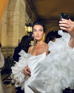 Pınar Deniz Instagram - Hala etkisinde olduğum bir gece🫠
Paris’te dünyaca ünlü isimlerle aynı sahneyi paylaşmak ve kadının gücünü bu denli hissetmek çok gurur vericiydi.
Daha nice işlerimize @lorealparis 🤍 
“Çünkü Biz Buna Değeriz.” #reklam