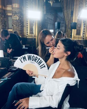 Pınar Deniz Instagram - Hala etkisinde olduğum bir gece🫠
Paris’te dünyaca ünlü isimlerle aynı sahneyi paylaşmak ve kadının gücünü bu denli hissetmek çok gurur vericiydi.
Daha nice işlerimize @lorealparis 🤍 
“Çünkü Biz Buna Değeriz.” #reklam