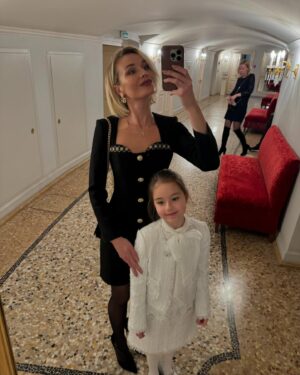 Polina Gagarina Instagram - Моя девочка сегодня впервые побывала в Большом театре на балете #Щелкунчик 🎄 
Буфет оказался вкусней любой пиццы 😂 
Платье @roseville_ru ❤️
#новыйгод #большойтеатр #доченька #мамадочка #полинагагарина #гагаринапоехали