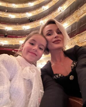 Polina Gagarina Instagram - Моя девочка сегодня впервые побывала в Большом театре на балете #Щелкунчик 🎄 
Буфет оказался вкусней любой пиццы 😂 
Платье @roseville_ru ❤️
#новыйгод #большойтеатр #доченька #мамадочка #полинагагарина #гагаринапоехали