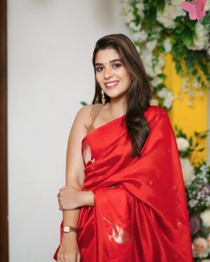 Pooja Gor Instagram - Living life in saree-al colors and classic drapes. 🤭🌸❤️

Saree: @sanduk.co