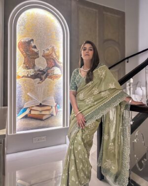 Pooja Gor Instagram - It is saree season ✨

Wearing @shopmulmul 
How gorgeous is this saree. 🪔

#festiveseason #diwaliparty #saree