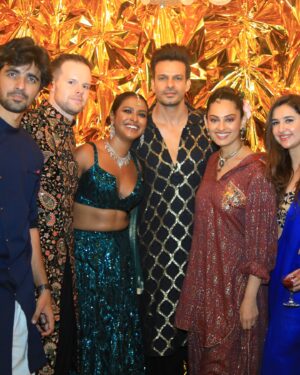 Poulomi Das Instagram - A night to remember 🪔💫🔆🎆♥️ thank you @sanayapithawalla @akshaybhosle for hosting such a lovely night😘🔆🪔