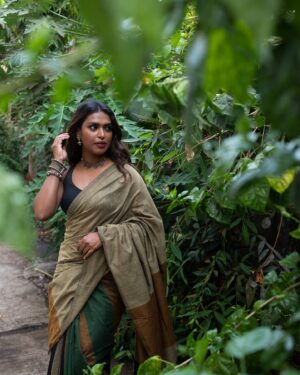 Poulomi Das Instagram - A beautiful saree can never go wrong 🪔🕊️🤍🔆💫

Wearing @kathaaofficial by @atrayeeduttagupta 
Pictures by @girish_rajput_photography