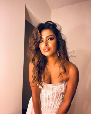 Poulomi Das Instagram - All set to welcome 2025 with open arms 🤗 let’s make you the greatest year of my life♥️🎉😍🫶🥂 

Wearing my favourite @themeshstoreindia.co you’re the best 🫶