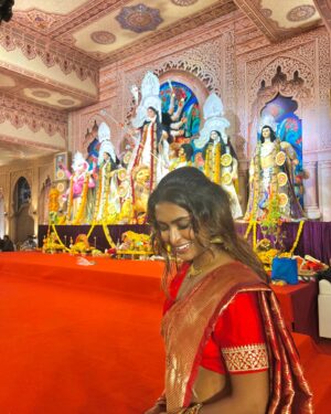 Poulomi Das Instagram - Embracing the joy, color, and spirit of Durga Pujo! 🌸✨ Celebrating strength, love, and new beginnings. Shubho Bijoya Dashami to all! 🙏❤️ #DurgaPujoVibes #FestivalOfJoy #duggadugga 

Saree @anusoru @nidhikurda 
Hair @shankar.wig.maker