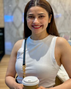 Prachi Desai Instagram - Pop Quiz 
Q.  What is the equivalent of ‘kids don’t talk to strangers’? 
A. ‘Adults don’t post in real time’ 
😋 
#latergram ☕️ #missmylonghair #truestory 
#coffee o’clock