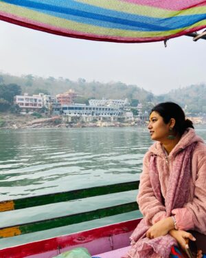 Prajakta Mali Instagram - श्री ओंकारेश्वर ज्योतिर्लिंग - खण्डवा, मध्य प्रदेश. 
,
नर्मदा नदीमध्ये मंधाता किंवा शिवपूरी बेटांवर वसलेलं स्वयंभू शिवलिंग, या द्विपाचा आकार ॐ सारखा आहे. 
.
#सोमवार #शिव #दासी #महादेव #शिवोहम् #प्राचीन #नर्मदा #पवित्र  #श्रीशंकराचार्य #prajakttamali @🔱