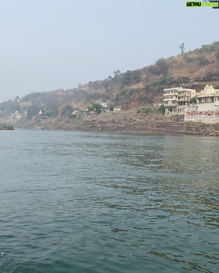 Prajakta Mali - 185.6K Likes - श्री ओंकारेश्वर ज्योतिर्लिंग - खण्डवा, मध्य प्रदेश.
,
नर्मदा नदीमध्ये मंधाता किंवा शिवपूरी बेटांवर वसलेलं स्वयंभू शिवलिंग, या द्विपाचा आकार ॐ सारखा आहे.
.
#सोमवार #शिव #दासी #महादेव #शिवोहम् #प्राचीन #नर्मदा #पवित्र #श्रीशंकराचार्य #prajakttamali @🔱