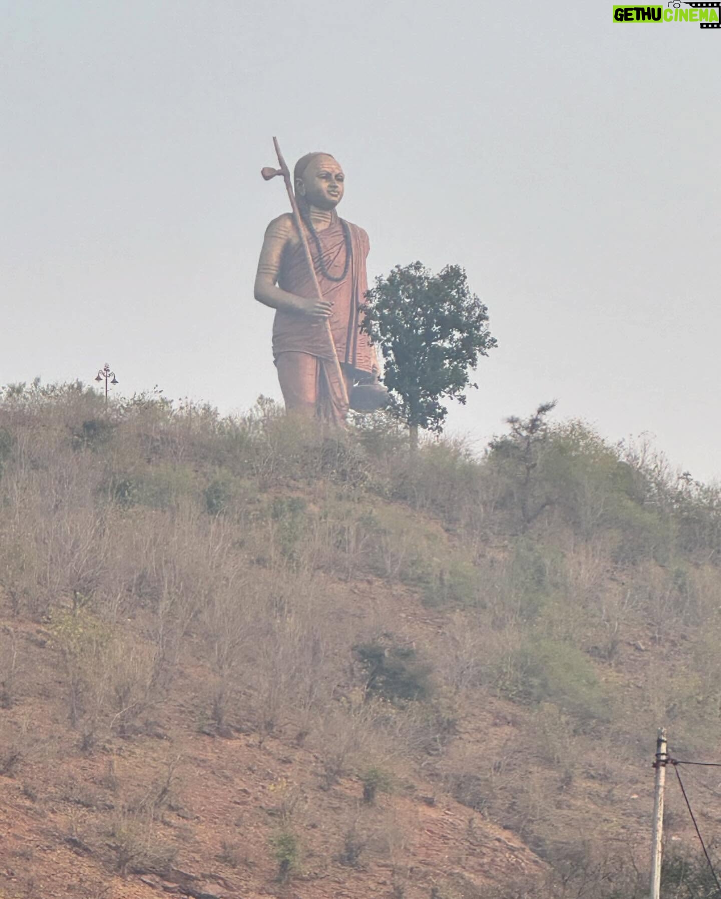 Prajakta Mali - 185.6K Likes - श्री ओंकारेश्वर ज्योतिर्लिंग - खण्डवा, मध्य प्रदेश.
,
नर्मदा नदीमध्ये मंधाता किंवा शिवपूरी बेटांवर वसलेलं स्वयंभू शिवलिंग, या द्विपाचा आकार ॐ सारखा आहे.
.
#सोमवार #शिव #दासी #महादेव #शिवोहम् #प्राचीन #नर्मदा #पवित्र #श्रीशंकराचार्य #prajakttamali @🔱