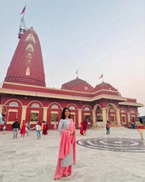 Prajakta Mali Instagram - श्री नागेश्वर ज्योतिर्लिंग- द्वारका , गुजरात. 
.
दारूकवन 
.
#ज्योतिर्लिंग #शिव #महादेव #दासी #शिवोऽहम् #prajakttamali @🔱 
.
(तळटिप - एका दिवसात गुजरातमधील ही २ ज्योतिर्लिंग होऊ शकतात. थोडी धावपळ होते. आम्ही तिथून पुढे बेट द्वारकेलाही गेलो. तिथे द्वारकाधीशाचे (कृ्ष्णमंदिर) आहे.)